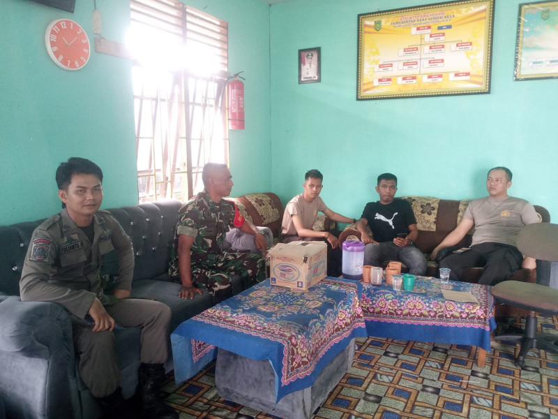 Babinsa Desa Sungai Bela Serka Hendra Putra Koramil 04/Kdr Lakukan Pengamanan Kotak Suara Pilkada Serentak