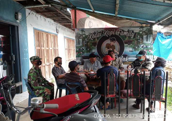 Babinsa 03/Tempuling Serka Hendra Putra Sambangi Tokoh Pemuda Lakukan Komsos