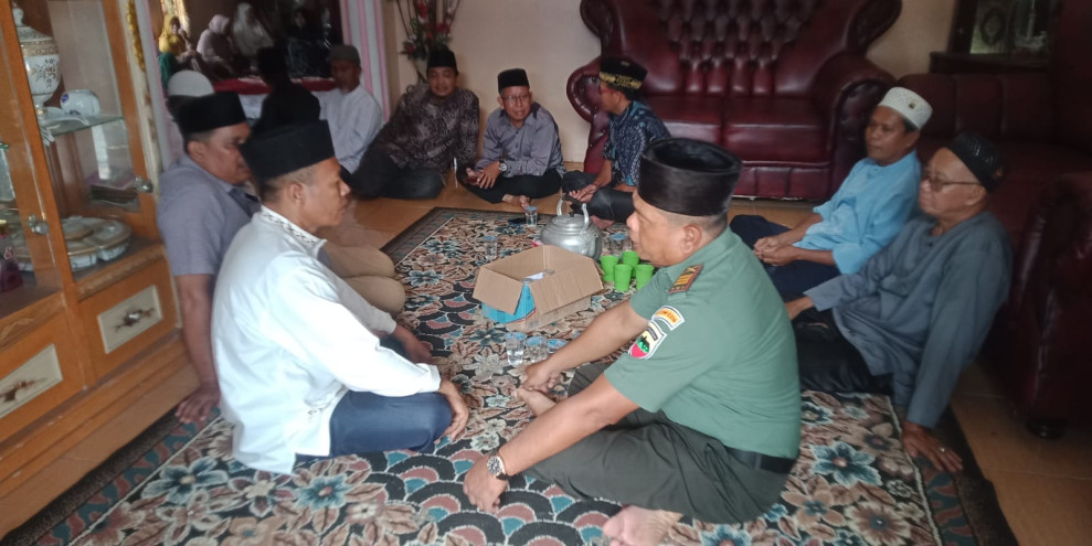 Melayat Ke Rumah Warga, Danramil 09/Kemuning Kunjungi Bersama Masyarakat Binaan