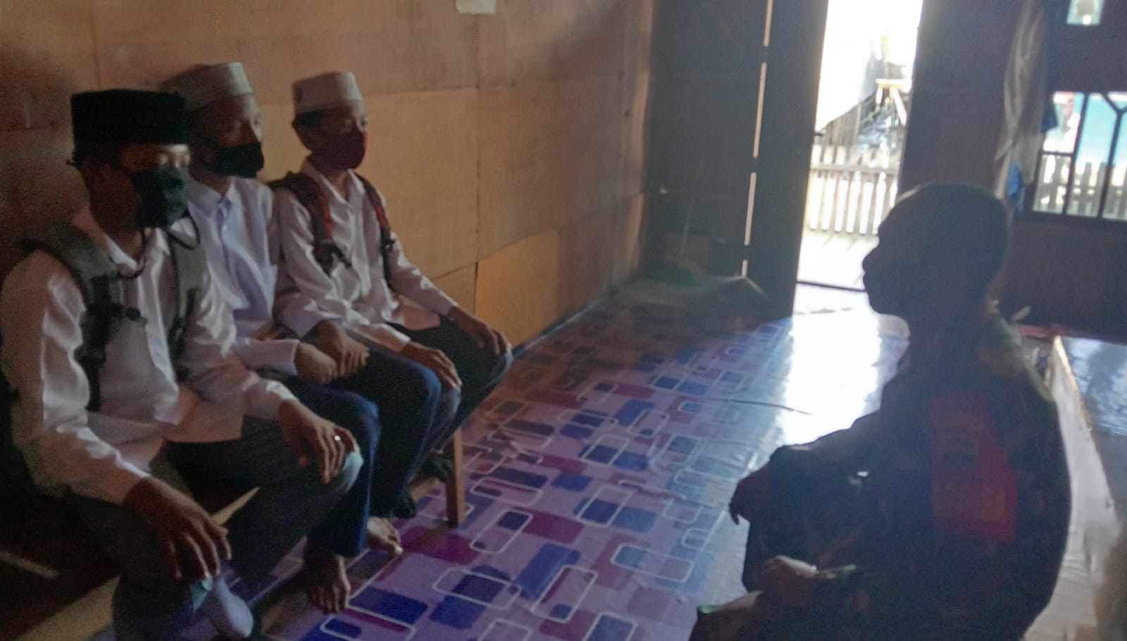 Babinsa Koramil 04/Kuindra Himbau Pelajar untuk Patuhi Protokol Kesehatan