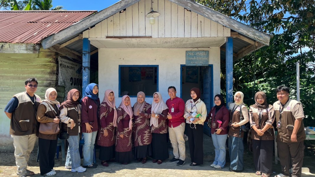 Mahasiswa KKN Universitas Abdurrab Bersama RS Mesra Gelar Cek Kesehatan Gratis di Posyandu Kampung Petas