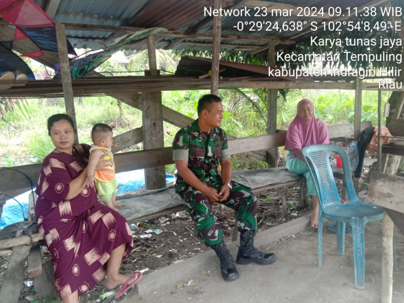 Babinsa 03/Tpl Komsos Dengan Ibu-Ibu Di Desa Binaan