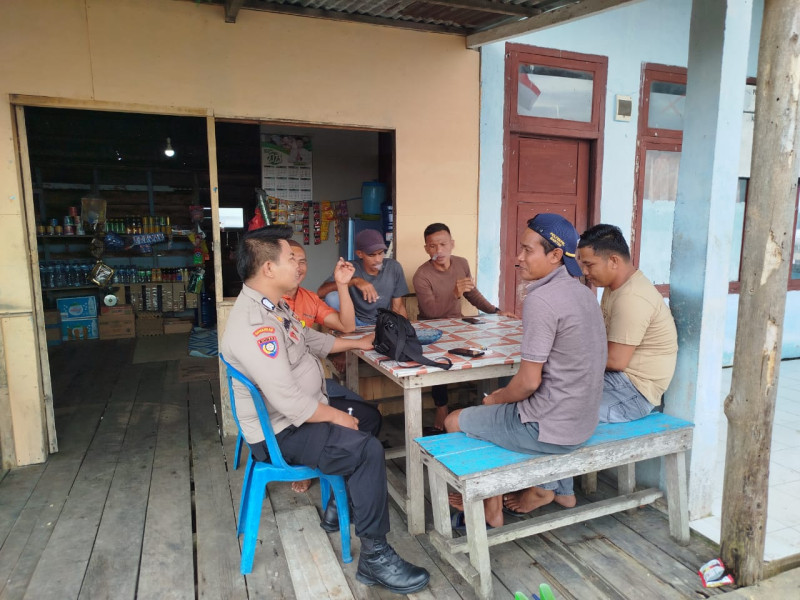 Menjelang Pilkada, Bhabinkamtibmas Desa Kuala Gaung Jalin Keakraban Dengan Masyarakat Melalui Kegiatan Sambang ke Rumah Warga