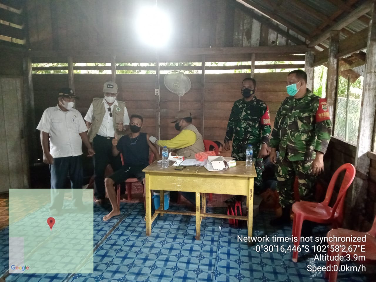 Dukung Percepatan Vaksinasi, Babinsa 03/Tempuling Dampingi Vaksinasi Di Kelurahan Tanjung Pidada