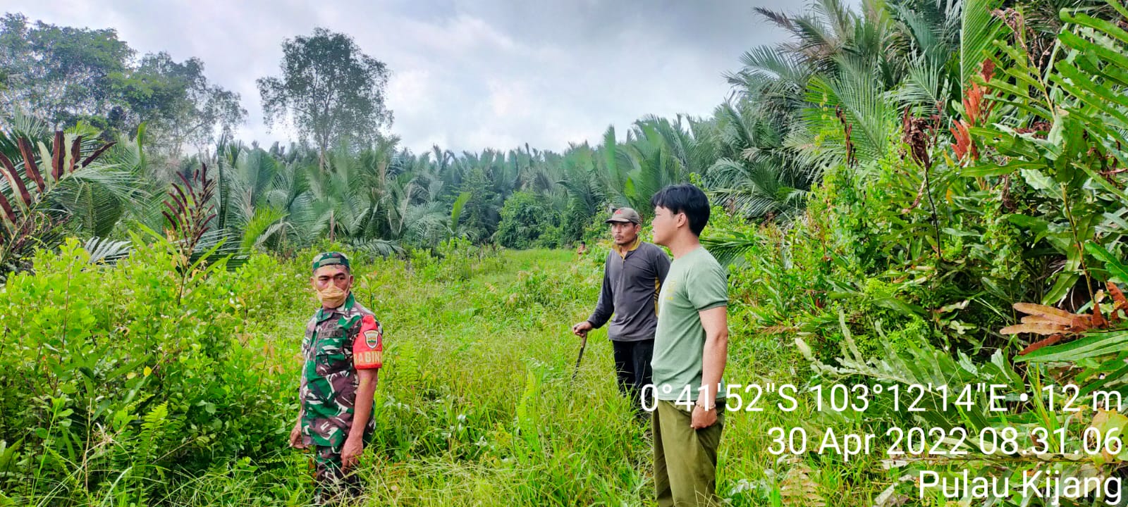 Patroli Bekas Karhutla dan Sosialisasi di Lahan Masyarakat Oleh Sertu Bendri