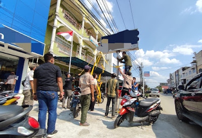 Penuhi Kewajiban, Segel Reklame Dibuka oleh Satpol PP Inhil