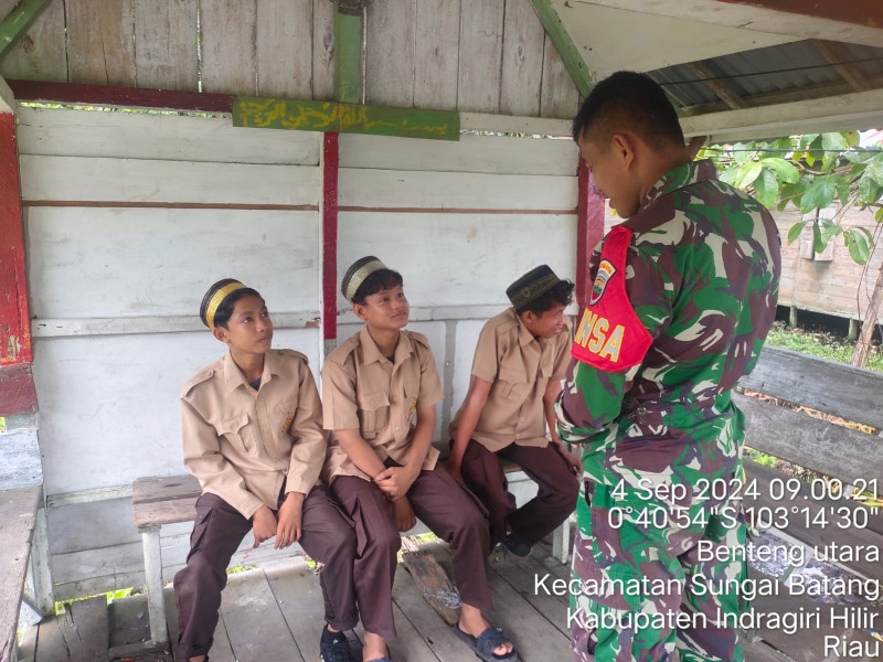 Babinsa Kopda Irawan Berikan Arahan Kepada Anak Sekolah