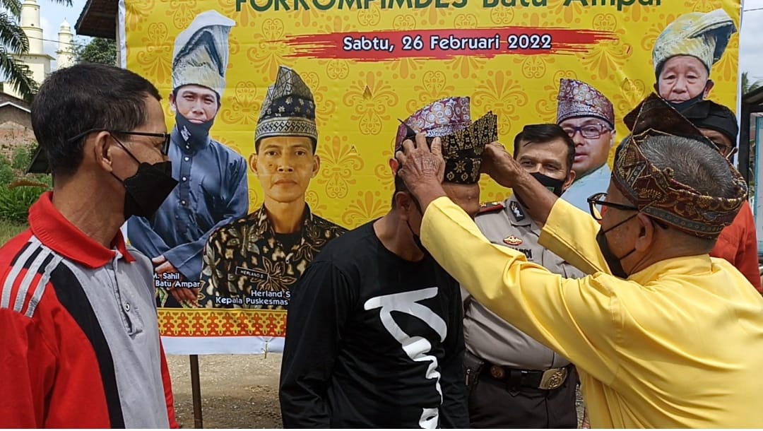 Vaksinasi Masal LAMR & Forkompimdes Batu Ampar,  Forkopimcam Kemuning Dipasangkan Tanjak