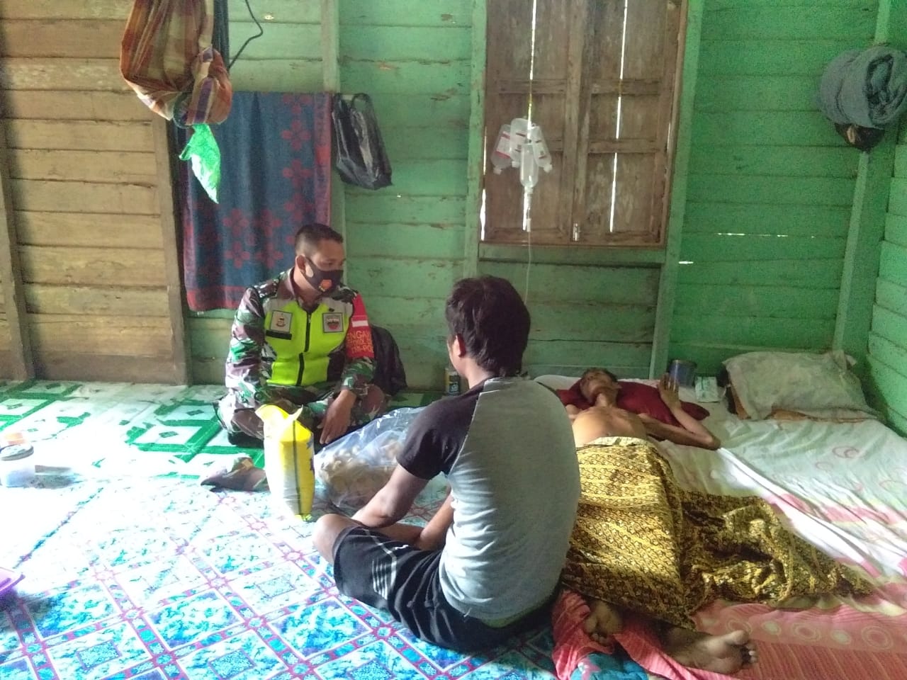 Babinsa Desa Talang Jangkang Bagikan Sembako Kepada Warga yang Tidak Mampu