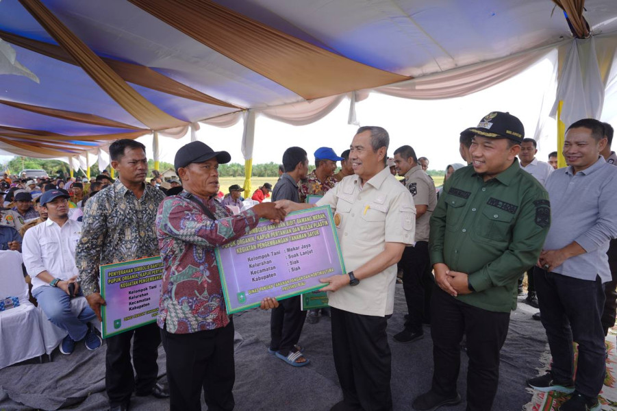 Panen Raya di Siak, Gubri Syamsuar Serahkan Berbagai Bantuan