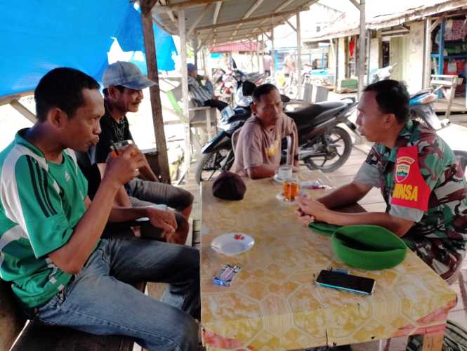 Babinsa Koramil 04/Kuindra Himbau Masyarakat Agar Tidak Membuang Sampah Ke Laut