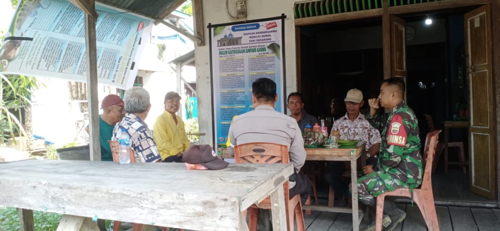 Babinsa Koramil 05/Gas Serda Guntur Komsos Bersama Masyarakat Simpang Gaung