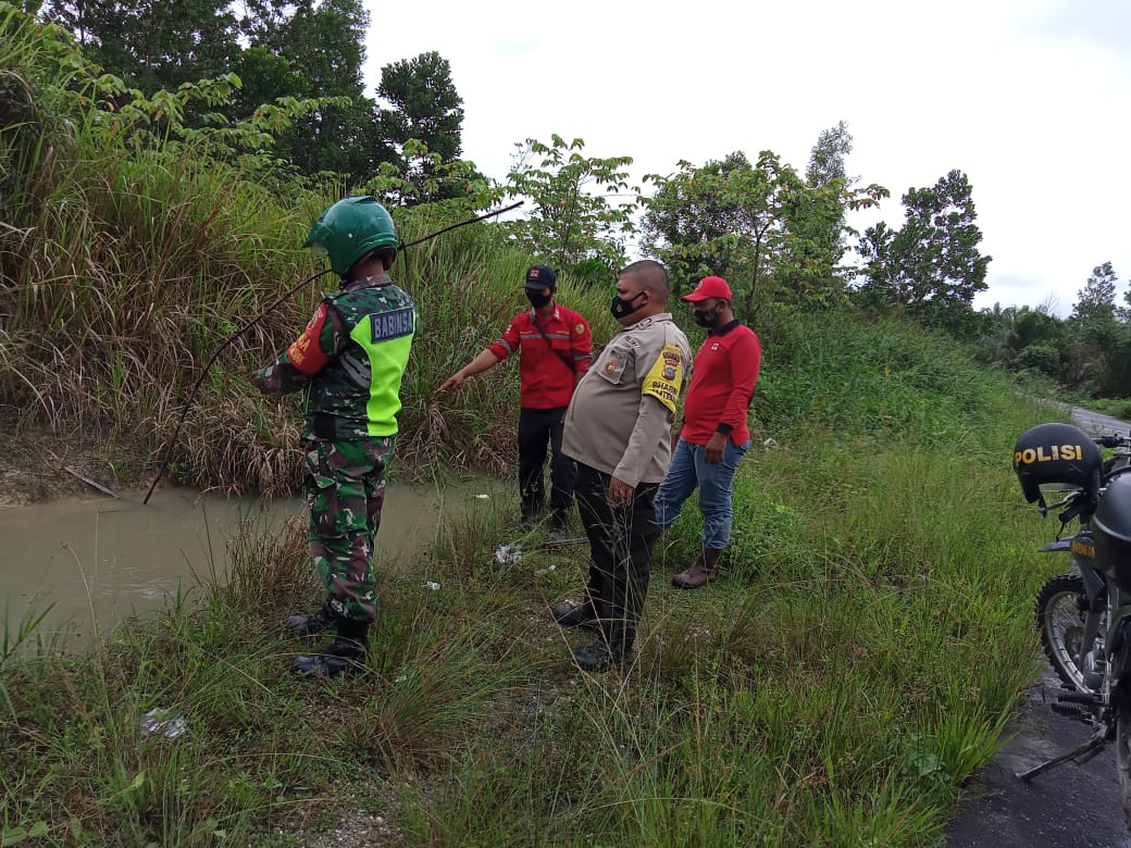 Babinsa 03/Siak Bersama Bhabinkamtibmas dan Manggala Agni Gelar Patroli Lahan Rawan Kebakaran