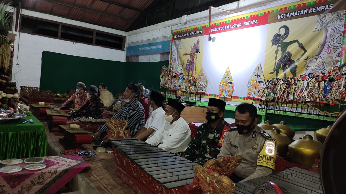 Babinsa 03/Tempuling Hadiri Kirab Budaya Grebeg Suro Dikelurahan Kempas Jaya