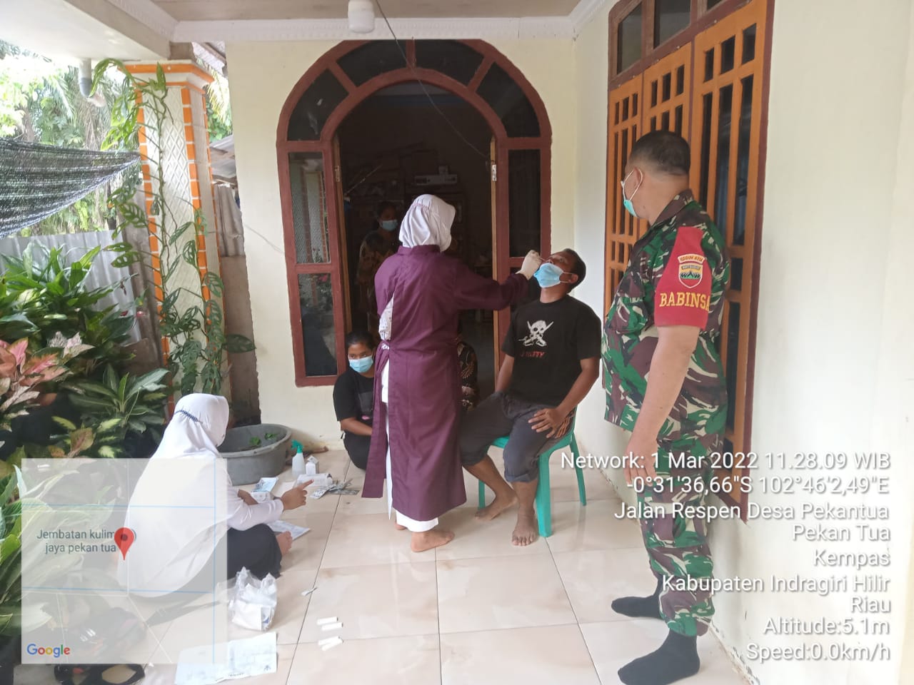 Babinsa 03/Tempuling Sertu Faisal Dampingi Nakes Lakukan Contact Tracing Covid-19