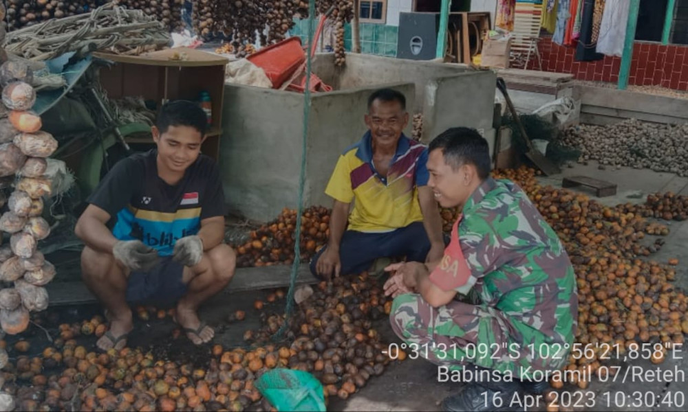 Koramil 07/Reteh Tetap Jaga Keamanan Desa Melalui Komsos