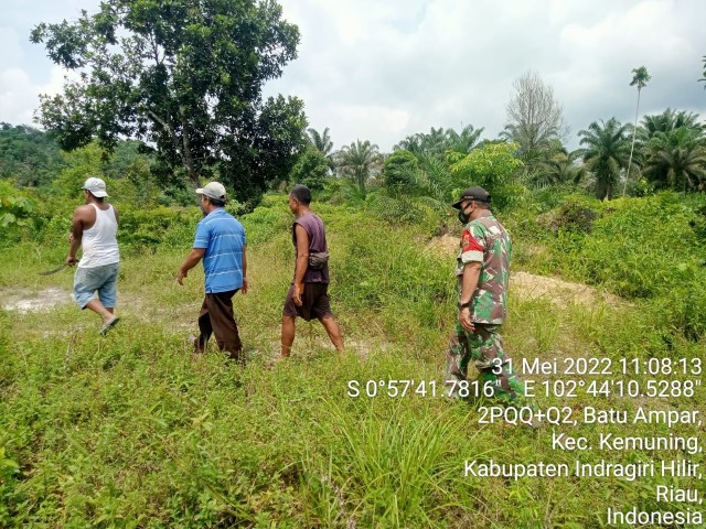 Babinsa Koramil 09/Kemuning Laksanakan Patroli Karlahut di Wilayah Batu Ampar