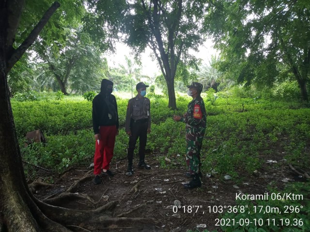 Bersama Warga dan Satpam, Babinsa Koramil 06/Kateman Pantau Lahan Rawan Karhutla