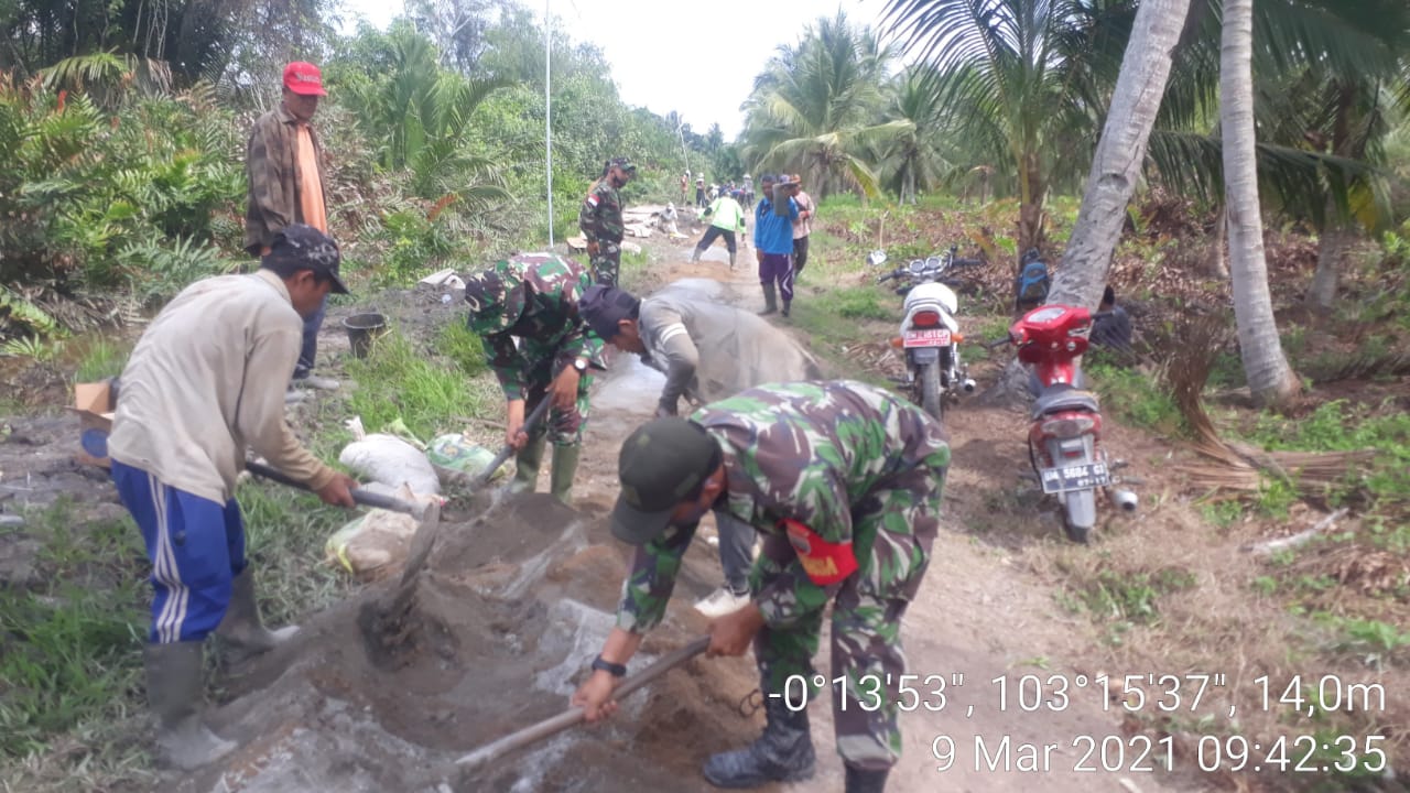 Masyarakat Sungai Piring Perbaiki Jalan dengan Swadaya, Personil TNI Bantu Pengerjaan