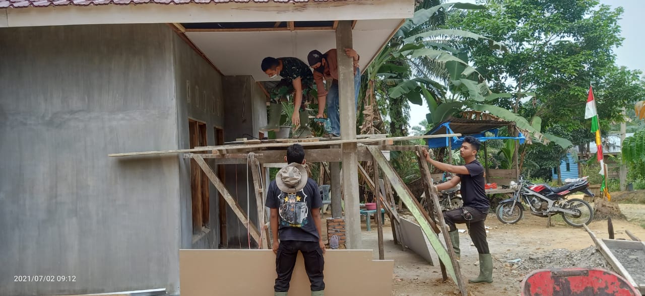 TNI dan Warga Kembali Goro Bangun Rumah Bu Dede Angraini