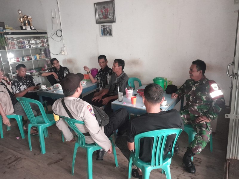 Babinsa Koramil 05/Gas Serda Ricky Giat Komsos Bersama Masyarakat Jalin Silaturahmi Antar Sesama