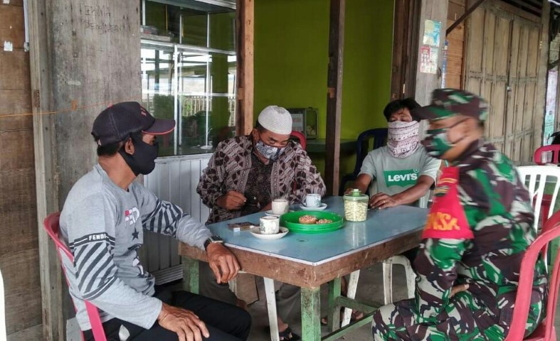 Cegah Covid-19, Babinsa Desa Tanjung Lakau Lakukan Komsos Dengan Warga Binaan