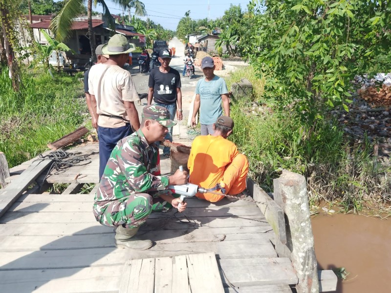 Babinsa Koramil 09/Kemuning Laksanakan Goro Bersama Warga Desa Kembang Mekarsari