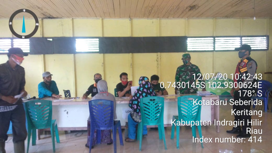 DanPos Keritang Koramil 09/Kemuning Dampingi Penyaluran BST untuk 3 Desa di Kotabaru Seberida