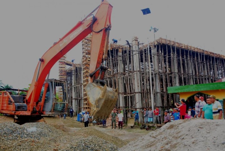 Prajurit TNI Bantu Percepat Pembangunan Masjid Ash-Shiddiq Simpang Benar