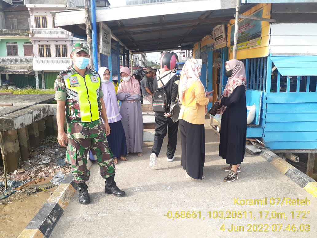 Terus Ingatkan Penumpang Pelabuhan Untuk Penerapan Prokes Oleh Babinsa Koramil 07/Reteh