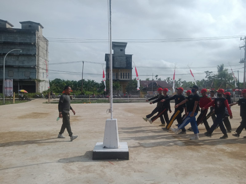 Babinsa Serda Johansah Giat Lakukan Latihan Terhadap Peserta Paskibra