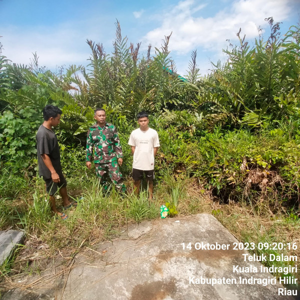 Babinsa Koramil 04/Kuindra Cegah Kebakaran Lahan dan Hutan Bersama Masyarakat