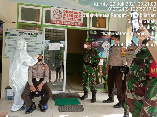 Tracking Covid-19, Danramil 03/Tempuling Dampingi Swab Pcr Kepada Anggota Polsek Tempuling