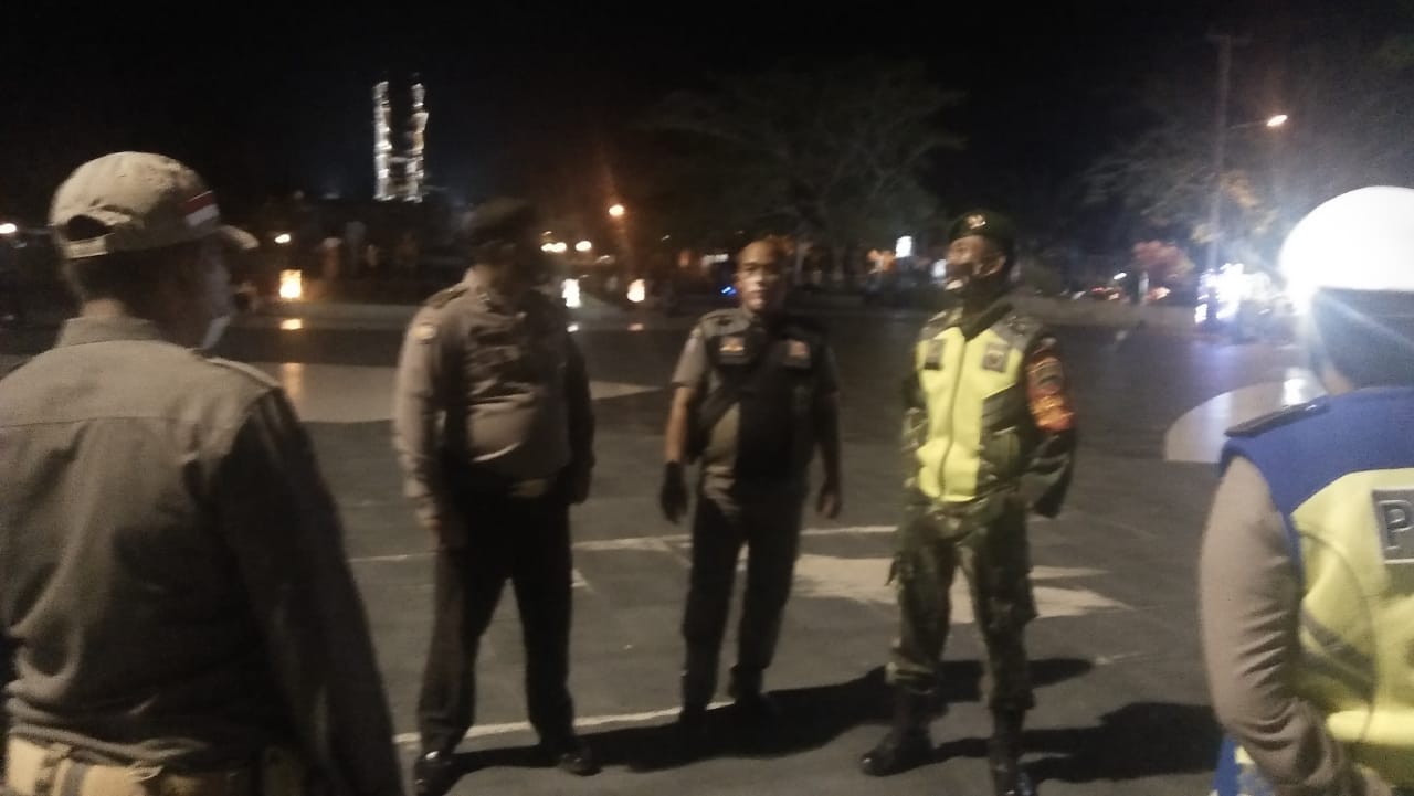 TNI - Polri dan Satpol PP Laksanakan Penegakan Disiplin Protokol Kesehatan di Malam Libur