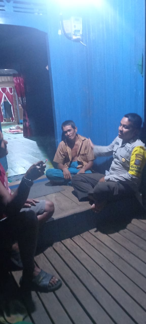 Melalui Kunjungan Malam, Upaya Bhabinkamtibmas Polsek Gaung Desa Gembira Ciptakan Situasi Kondusif