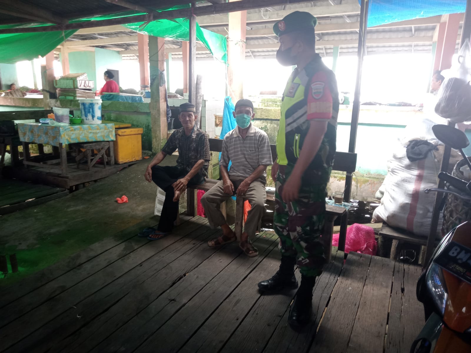 Penegakan Protkes di Kelurahan Sapat Rutin Dilakukan Babinsa Koramil 04/Kuindra