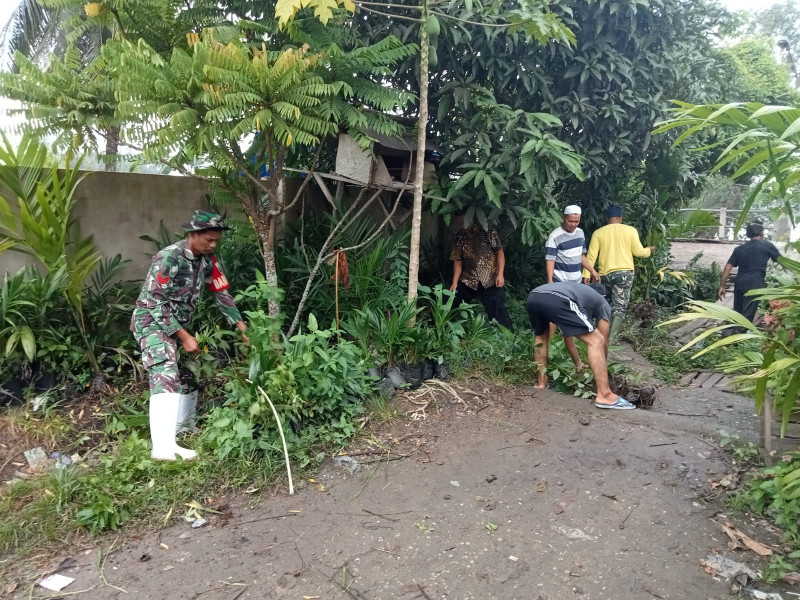 Babinsa Koramil 09/Kemuning Giat Goro Untuk Membersihkan Parit di Desa Kotabaru Reteh