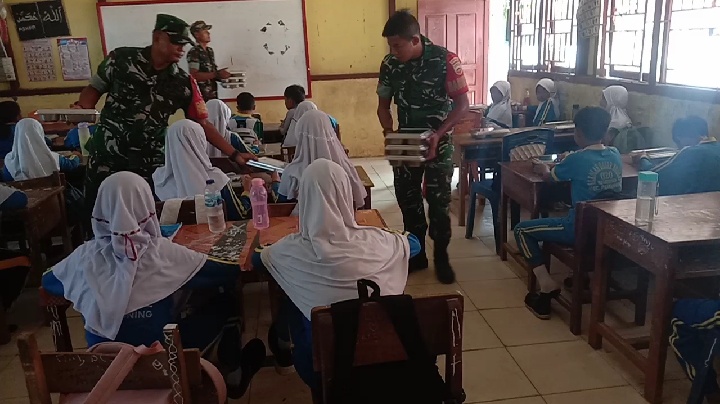 Koramil 09/Kemuning Bantu Distribusikan Program Makan Bergizi Gratis