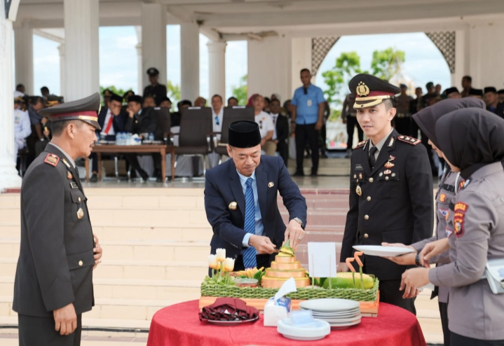 Dalam Peringatan HUT Bhayangkara Ke-77, Bupati dan Wakil Bupati Hadiri Upacara Bersama