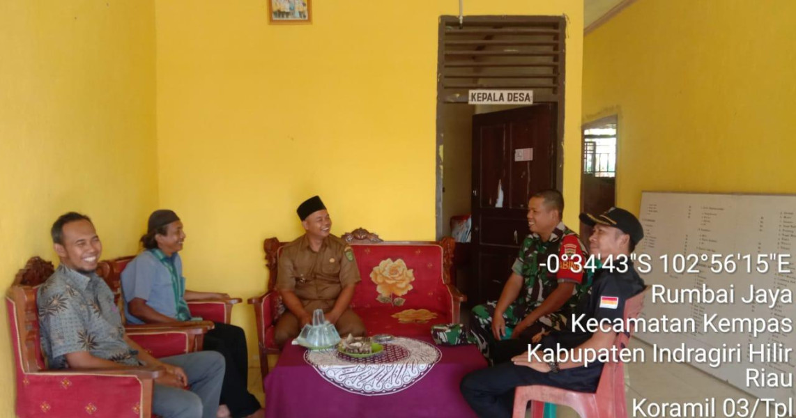 Wujud Sinergitas, Babinsa 03/Tpl Sertu Mardia Komsos Dengan Perangkat Desa dan Masyarakat Desa Binaan