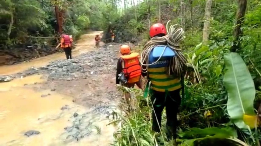Wanita Pengendara Motor Hanyut Terseret Banjir di Pangandaran