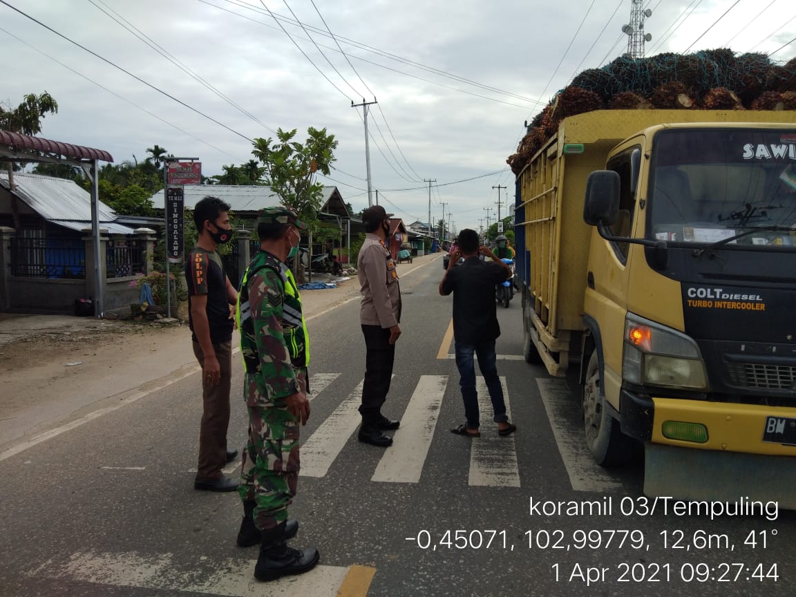Cegah Penyebaran Corona, Babinsa Koramil 03/Tempuling Terus Sosialisasikan Penegakan Protokol Keseha