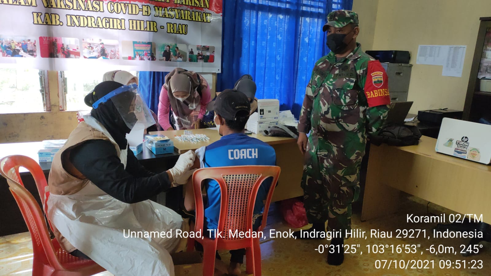 Babinsa 02/Tanah Merah Dampingi Penyuntikan Vaksin di Teluk Medan