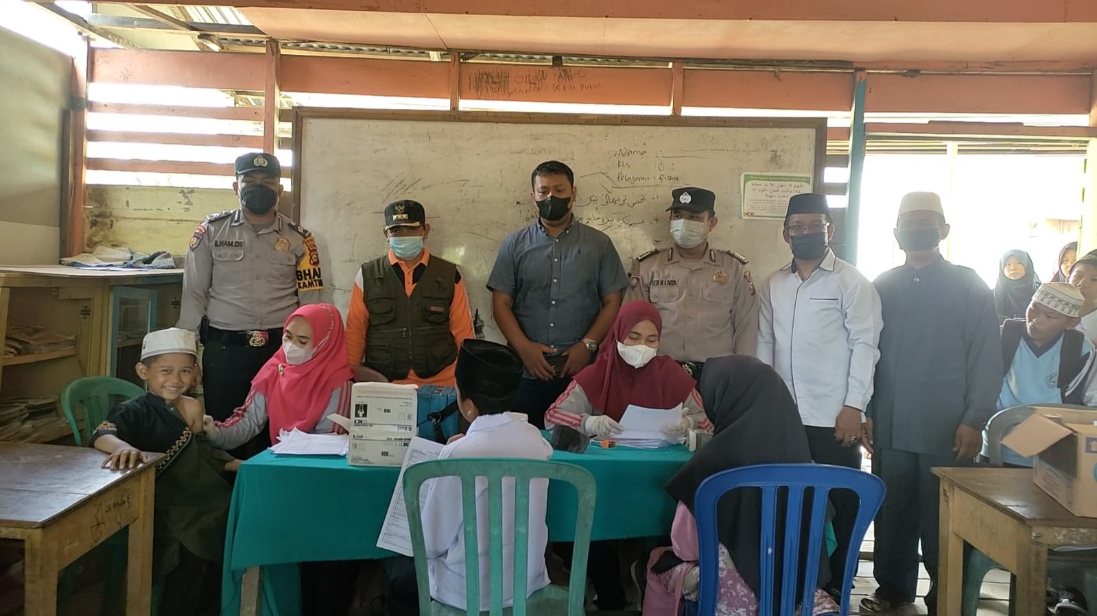 Vaksinasi Anak Sekolah Dasar Sukses di Sungai Intan