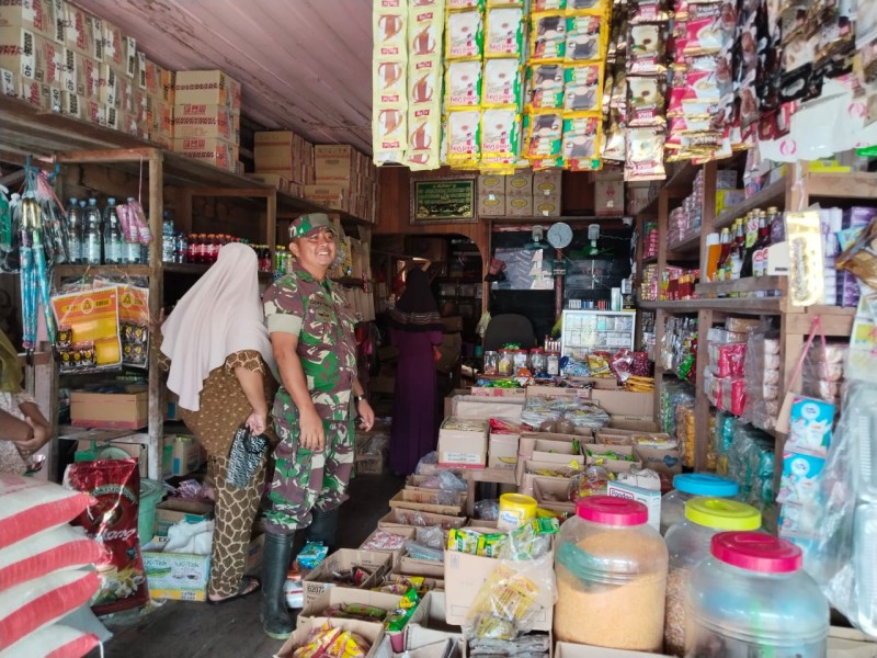 Babinsa Koramil 05/Gas Sertu Guntur Melaksanakan Kegiatan Perkembangan Pusat Perbelanjaan di Wilayah Binaan