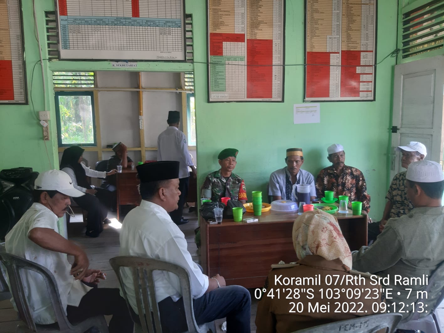 Babinsa Koramil 07/Reteh Serda Ramli Terus Tingkatkan Komunikasi Sosial Bersama Warga