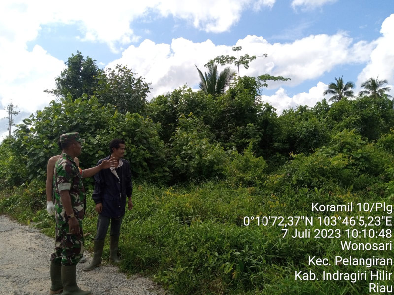 Babinsa Koramil 10/Pelangiran Terus Ajak Masyarakat Untuk Memantau Perkembangan Karhutla di Binaan