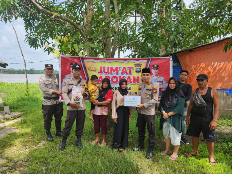 Kapolsek Kempas Rutin Jum'at Barokah Berbagi Sembako