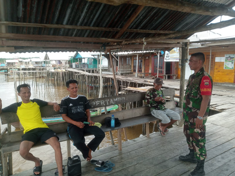 Wujudkan Pilkada Damai, Babinsa Koramil 04/Kuindra Ajak Masyarakat Untuk Jaga Kamtibmas