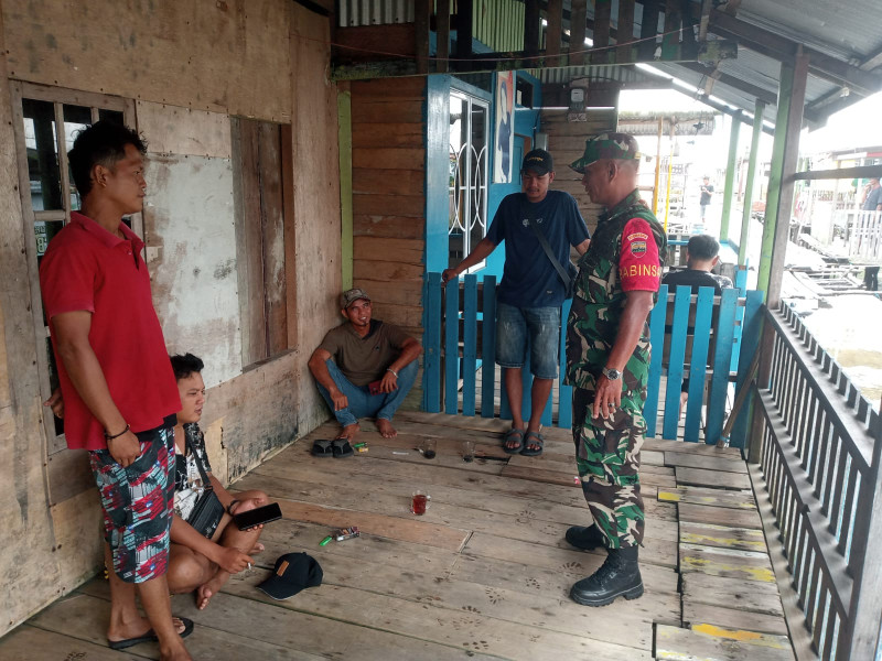 Babinsa Desa Sungai Bela Menginspirasi Warga untuk Bekerja Sama dan Melindungi Kamtibmas